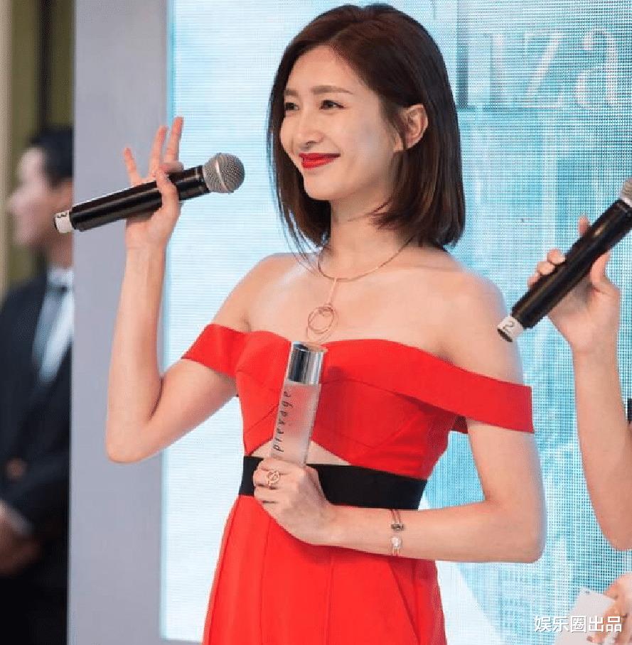 江疏影|江疏影穿红装真招摇，嫌领口不够大又开了个孔，侧身摆拍亮点明显