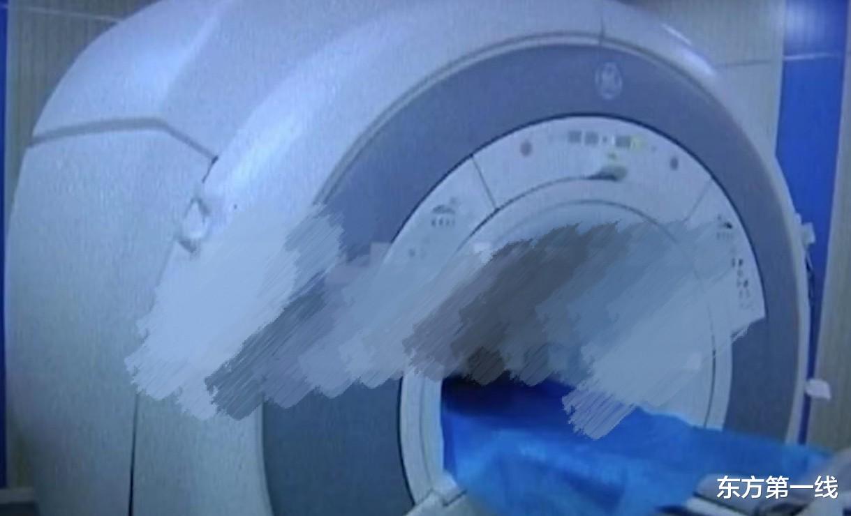 东方第一线 男子做头部核磁共振被忘在检查舱内？呼喊20分钟无人回应，医生都在玩手机