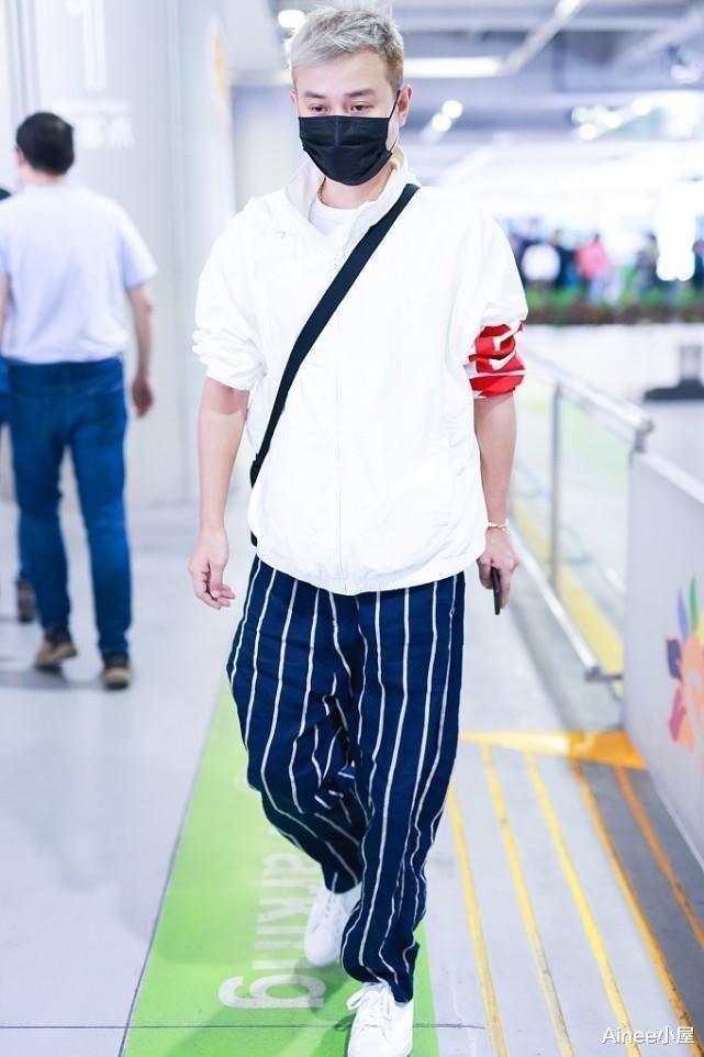 Ainee小屋 文章和女儿同框不像是父亲，穿宽大夹克配T恤，身材清瘦挺少年