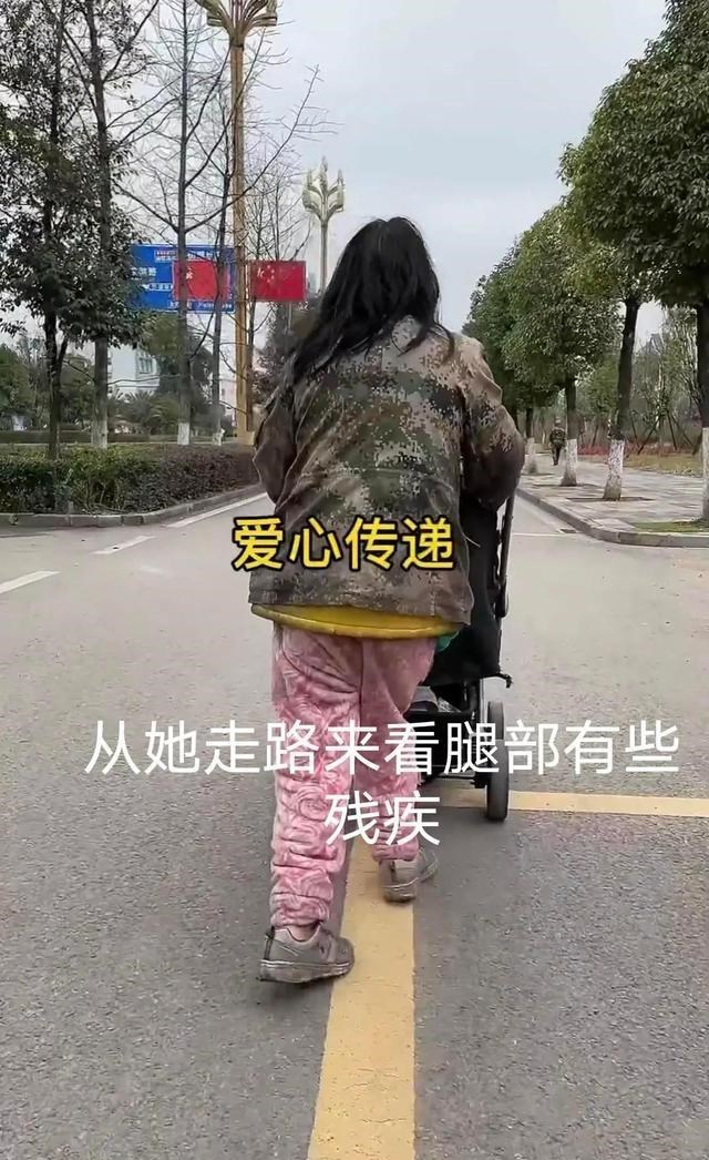 寒风中,云南曲靖残疾女子带幼儿流浪街头,孩子裤子湿了都没换
