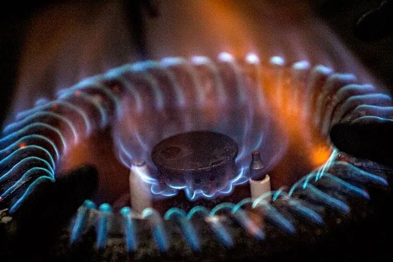 天然气灶冒红色火焰，一定要注意，这3个原因要清楚