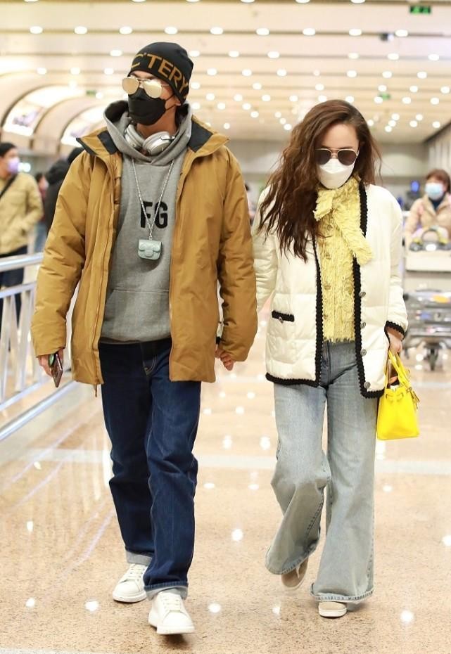 霍思燕|霍思燕私下里穿得挺暖和，白色棉服配围巾，和老公杜江牵手真甜蜜