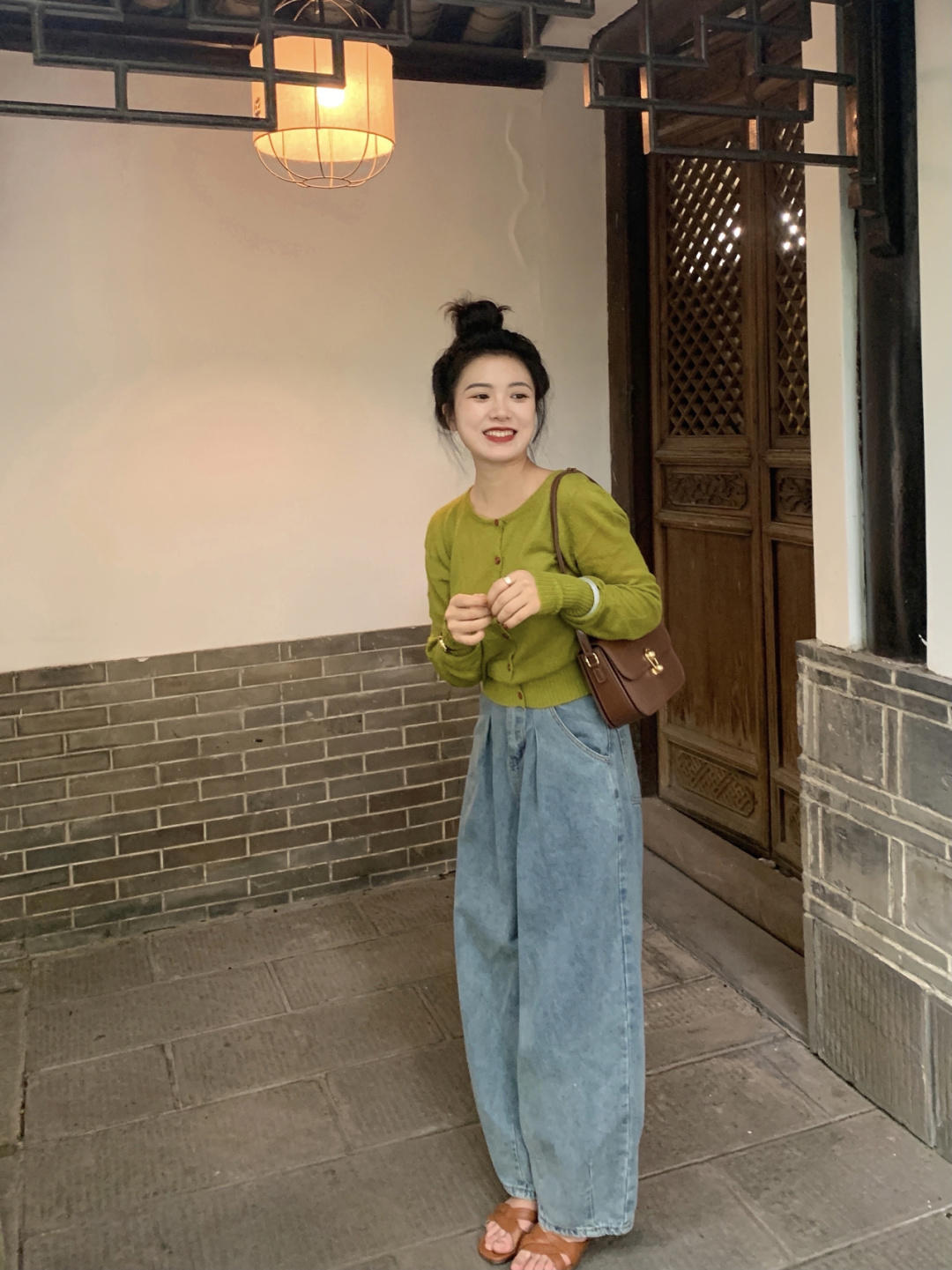 颜红橙|早秋穿搭示范，白色复古旗袍连衣裙温婉时髦，精致优雅有格调