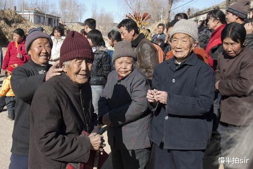 慢半拍sir 母亲60岁大寿，10年未联系的亲叔送来一万块寿礼，背后原因不简单