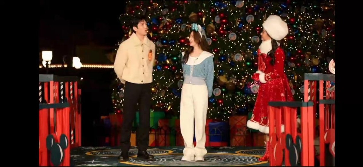 刘诗诗|刘诗诗美成迪士尼公主！雪夜露天鹅颈不怕冻，却被玲娜贝儿抢风头