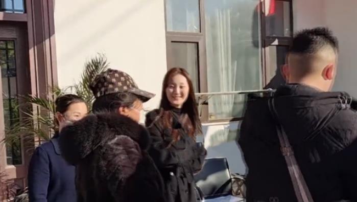 黄轩|陈亚男再度澄清离婚传闻，大衣哥罕见评价小伟：我儿子老实但不傻