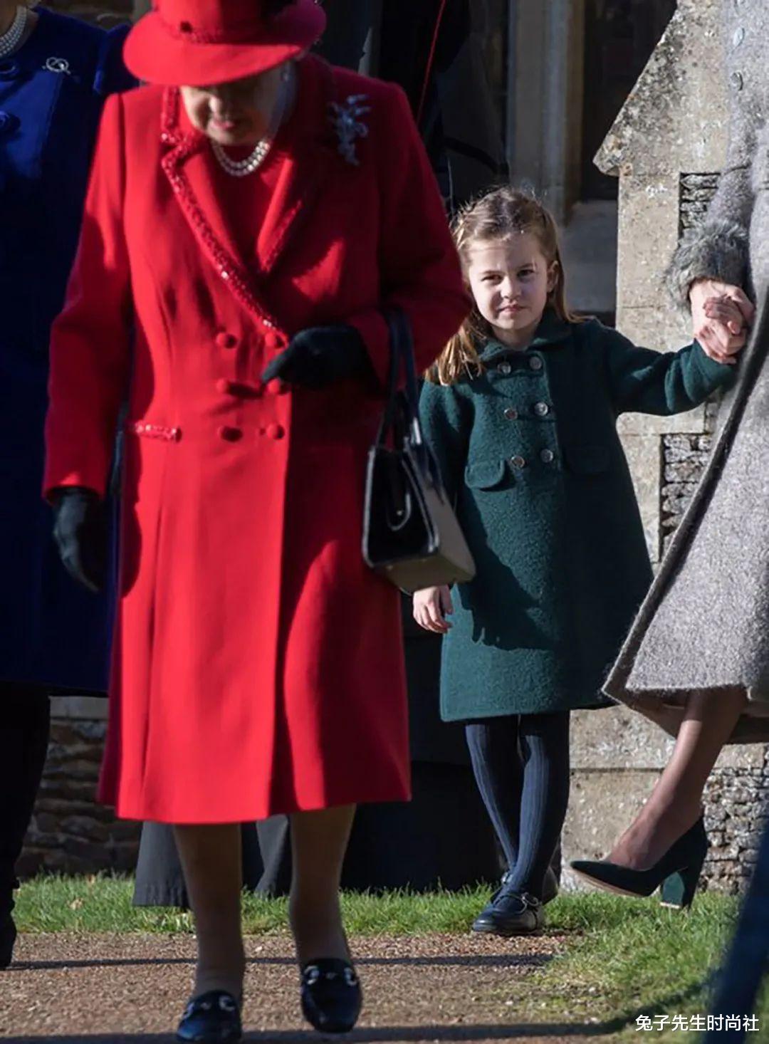 夏洛|凯特发布家庭圣诞照，6岁夏洛特像“迷你版女王”，3岁路易太有范