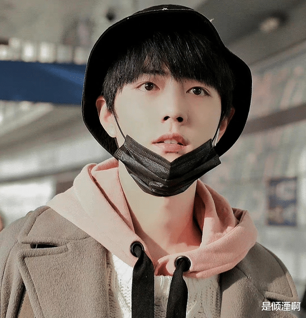 粉色|肖战和粉色的适配度有多高？他站在那儿，他就是温柔本身！