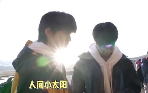 粉色|偶遇TNT团建，宋亚轩的造型太好分辨，即便不是粉丝也能认出