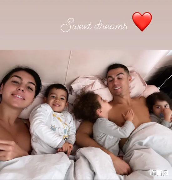 乔治娜|C罗晒入睡前全家福，乔治娜亲生女稳居C位，灵气大眼娃最受爸爸宠溺