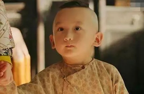 康熙|康熙有97个孙子，为何一眼看中12岁的弘历？算命大师说了8字