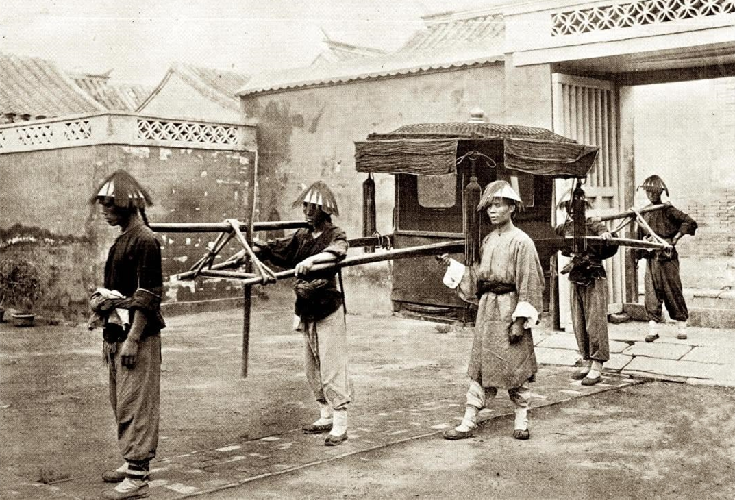 |清朝贵族落魄后在街边买烧饼，咬了一口才发现，仆人骗了他20年