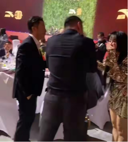 冉莹颖|邹市明携妻子参加酒会，冉莹颖穿搭被吐槽像刺猬，与异性热聊敬酒