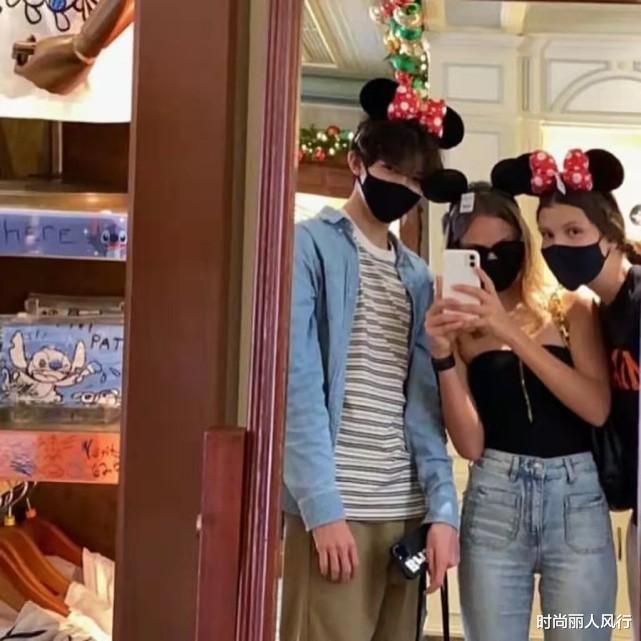 张译|张智霖儿子长大后大变样！烫卷毛五官变混血，变异国王子不敢认