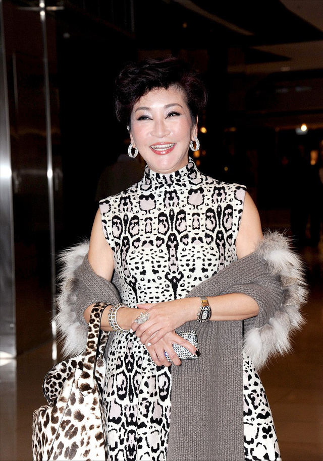 闲鱼有话说|谢霆锋妈妈对得起“港姐”称号，70岁还能驾驭豹纹裙，看着就贵气