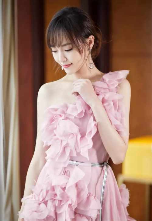 潮流前沿|唐嫣这平板身材太高级!褶皱装上身也丝毫不显胖,不当模特可惜了