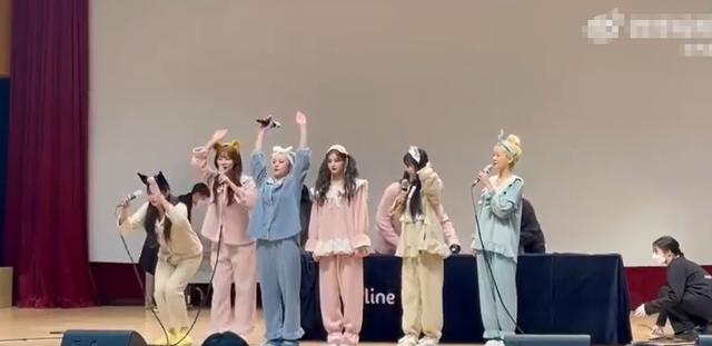 王怡人|女星王怡人参加团体活动,拒绝下跪行韩国大礼!穿粉睡衣站直身体