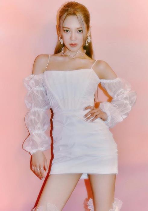 佟丽娅|少女时代孝渊在老板李秀满身边翩翩起舞，可爱笑容太疗愈！