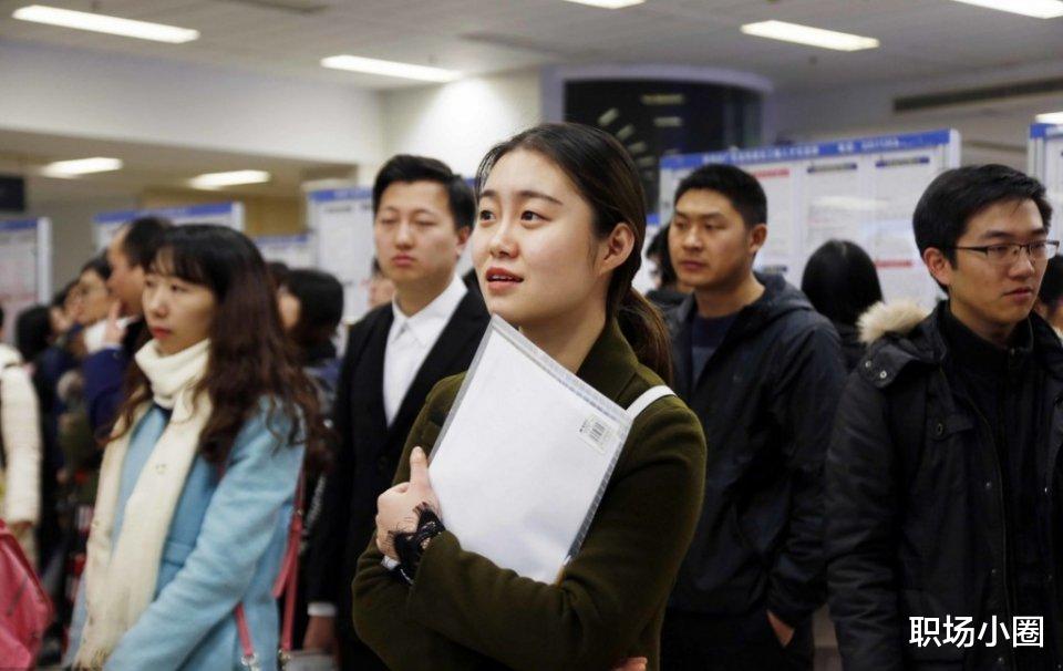 90后|面试官问：你有什么缺点吗？90后小伙子：我不会拍领导马屁