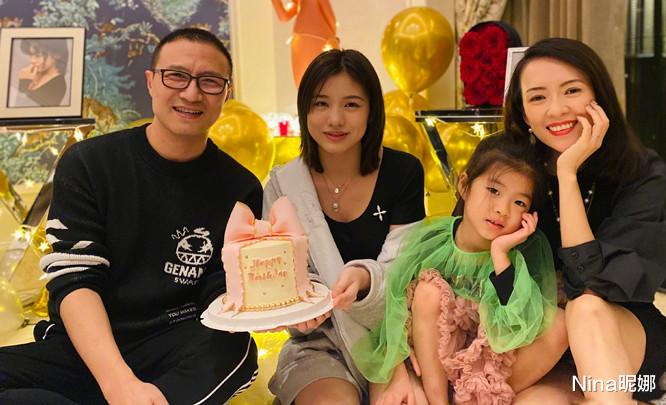 埃博拉疫情|章子怡文代会受追捧！穿大衣戴帽低调现身，被央视主持海霞要签名