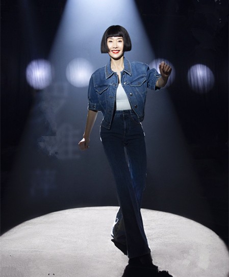 潮流新风|刘芸妈妈真不显老，62岁穿红裙身材窈窕又明艳，气质比刘芸还要好