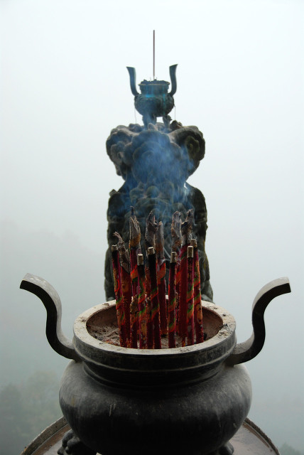 主流皇朝 武当山龙头香，为了烧香很多人掉下悬崖，为何修建它至今仍是谜？