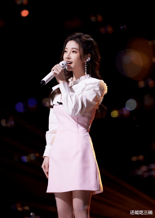 冯提莫|B站跨年晚会好评如潮,冯提莫全新演绎小红花,暖心演唱受称赞