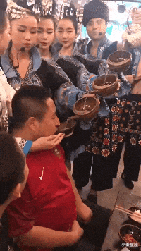 小秦星座|搞笑GIF：本来是想吓一下别人。不想到自己竟遭了殃。失算啊！