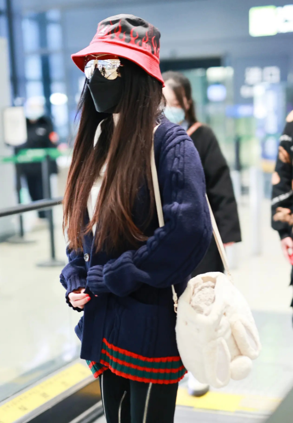 By2|by2风波后现身机场，yumi全程包裹严实，一路低头不想被人认出