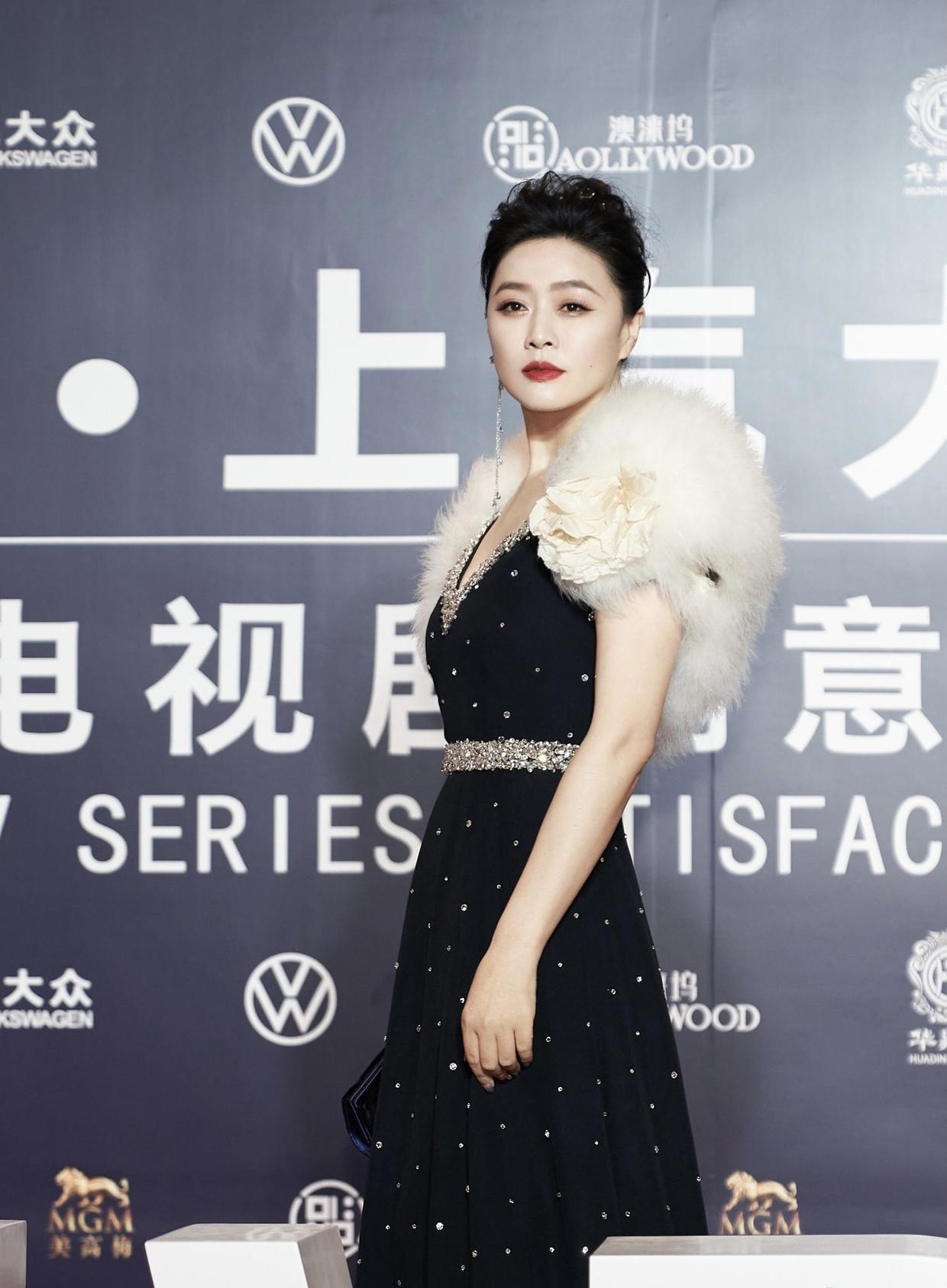 何有强 田海蓉身材保持真好，穿横条纹紧身裙优雅大方，是45岁该有的模样