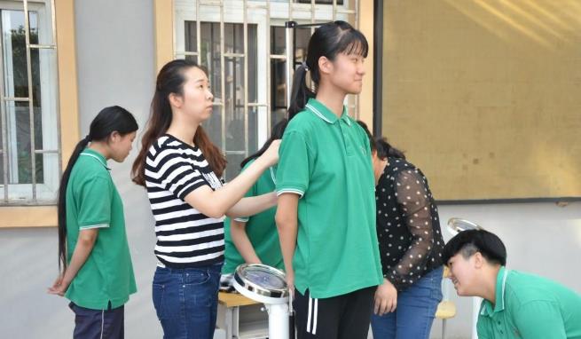 吴洪娜聊说育儿|初中孩子身高多少才算正常？不达标的占多数，合理膳食很重要