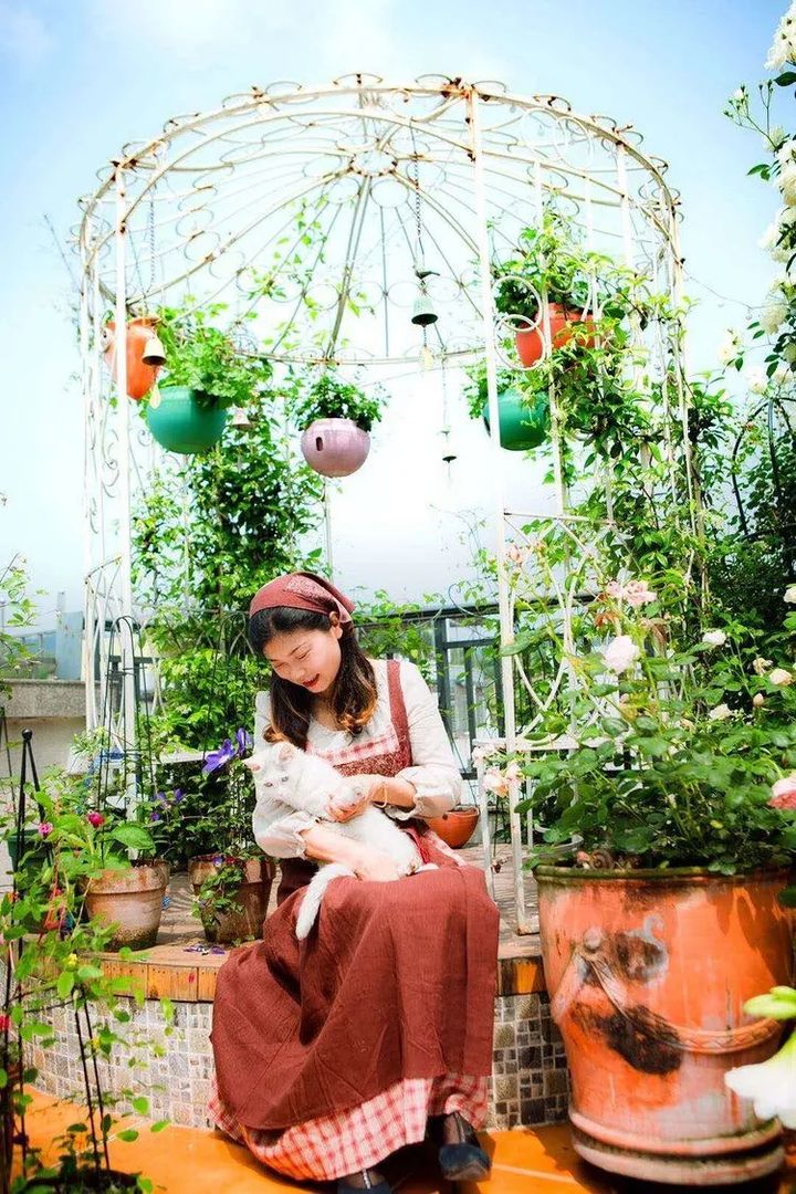 |4年前，买了8楼带240㎡露台的顶层房，如今成了全小区最美的屋顶