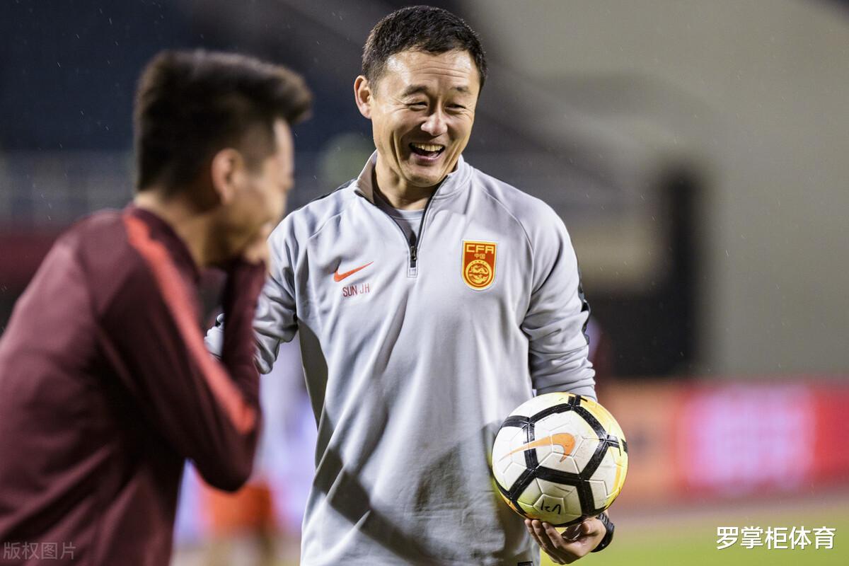 上海女排|李霄鵬國(guó)足教練組又喜添一員猛將，曾在英超踢主力，邊后衛(wèi)第一人