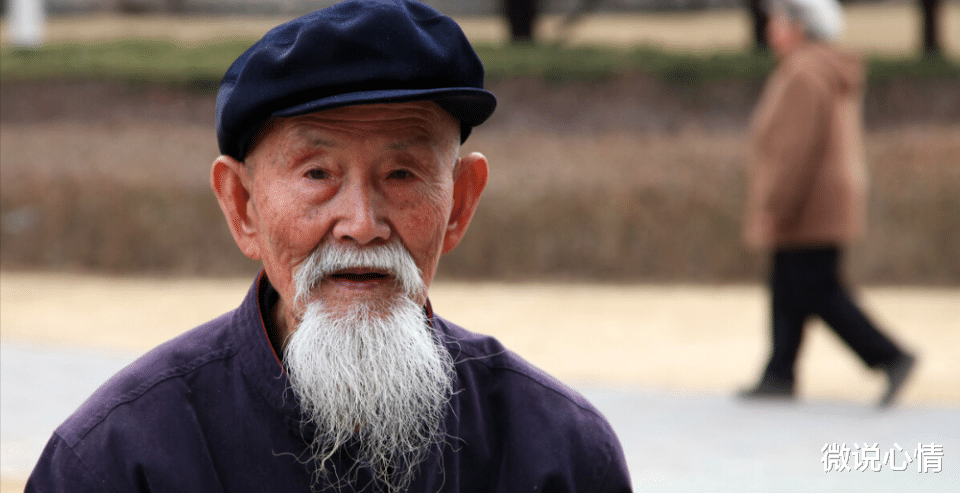 微说心情 父亲被他的儿子撵出家门,老公好心收留父亲,十年后发生意外