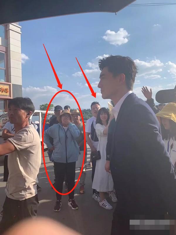 林更新|林更新太好偶遇了！网吧夜宵摊小卖部都被拍到，无修图真的一绝