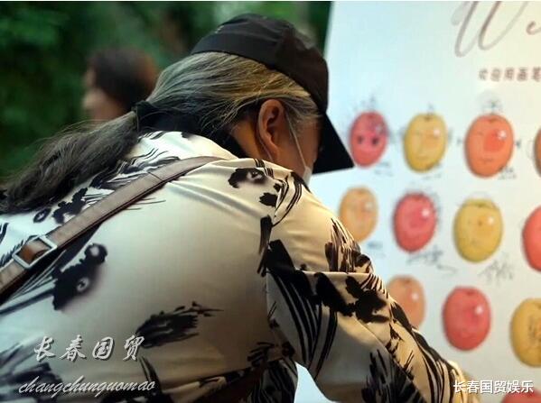 刘欢|58 岁刘欢近照曝光，久未露面满头白发显苍老