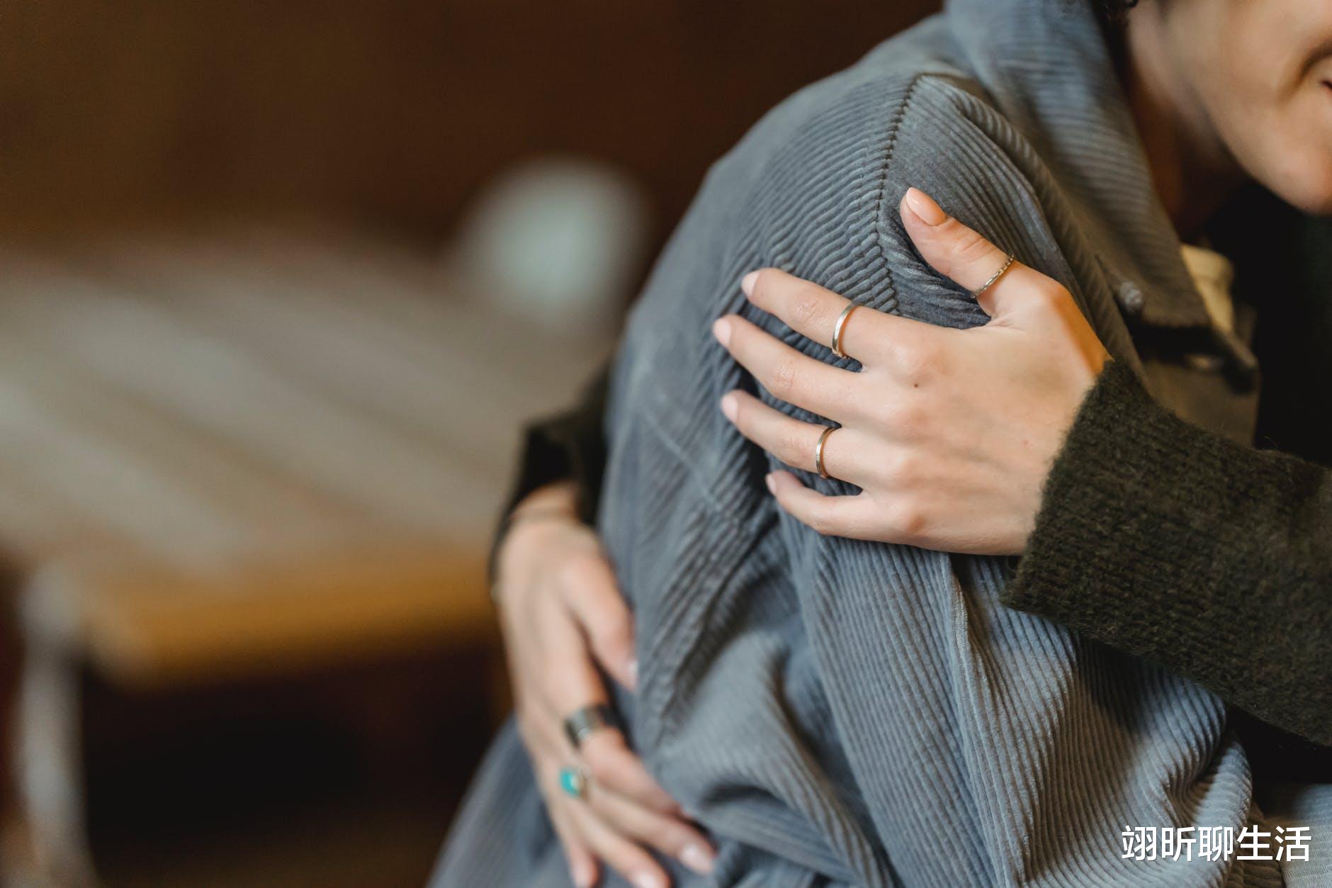 翊昕聊生活 男子深夜崩溃大哭，原因让人动容：妈妈，家里还有你做的番茄酱