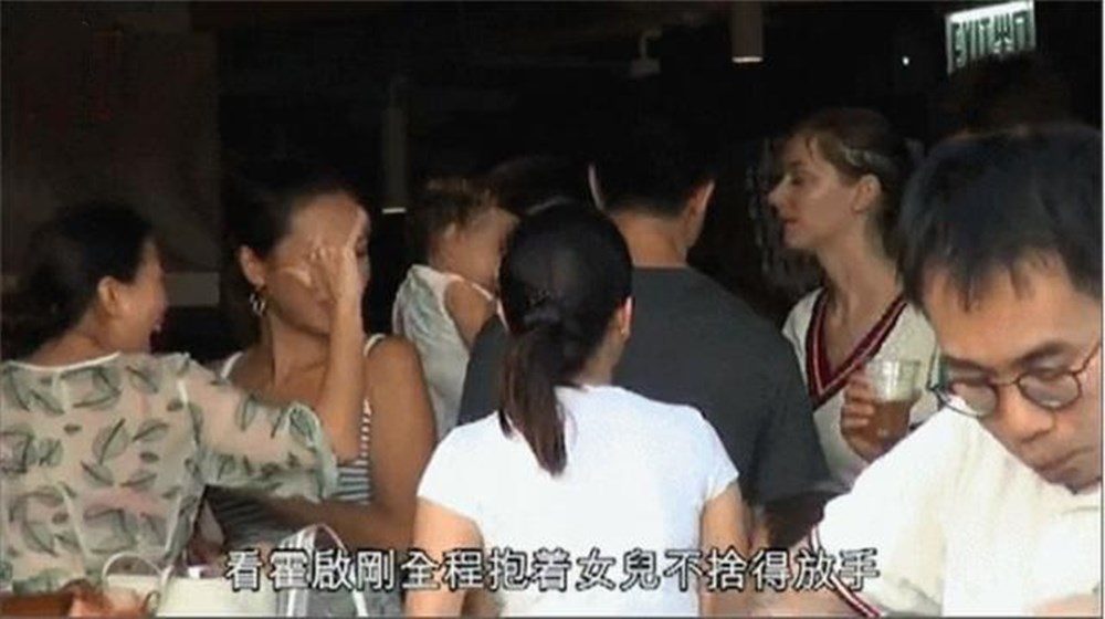 豪门|郭晶晶俩女儿“腰果眼”，被称“豪门长相”，爷爷变成“孙女控”