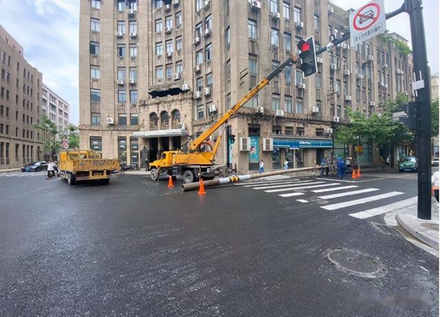 上海黄浦 外滩第二立面“黑色污染”整治拉开！百年工部局大楼再现清朗真容