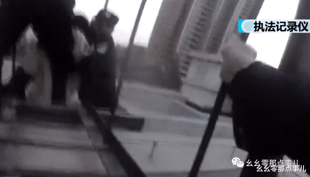 幺幺零那点事儿 胡闹！女子在前男友家旁扬言跳楼，跟北京民警僵持5小时，行拘！