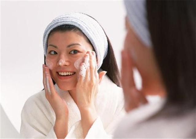 洗面奶 早晨洗脸时，需要用洗面奶吗？很多人都做错了，难怪皮肤总是不好