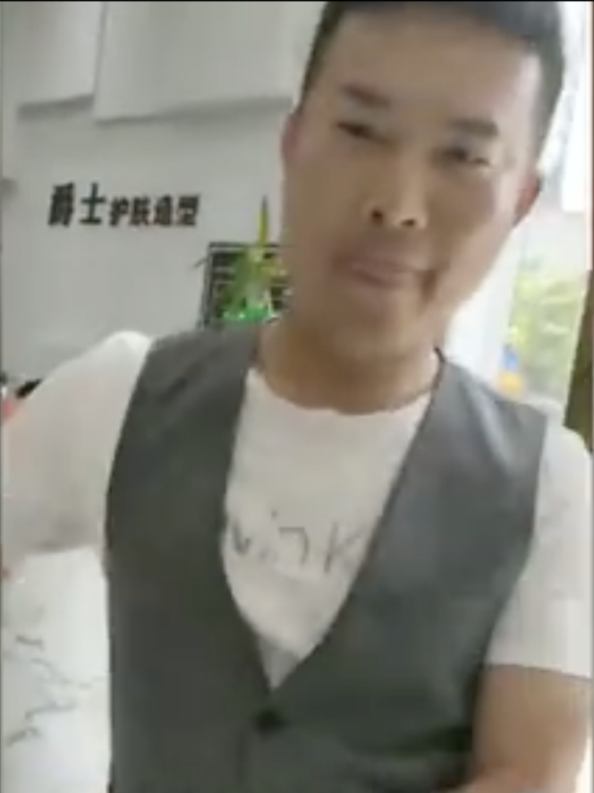 谋稻粱矣 重庆一女子美发被烫成地中海，店员还跳舞庆祝，气得两天没吃下饭