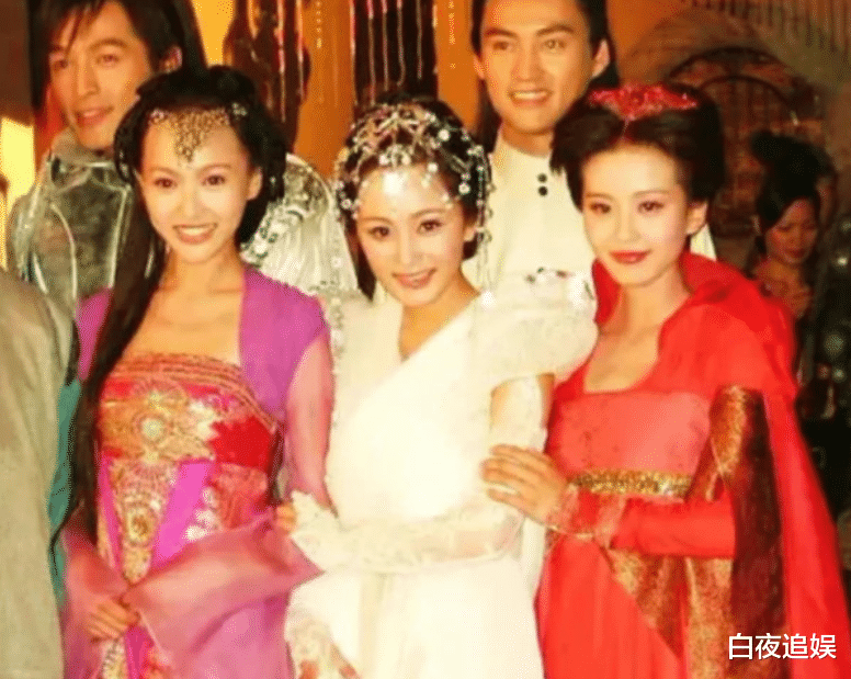 杨幂|“仙剑三姐妹”世纪同框，张雨绮为唐嫣整理耳环，杨幂表情引热议