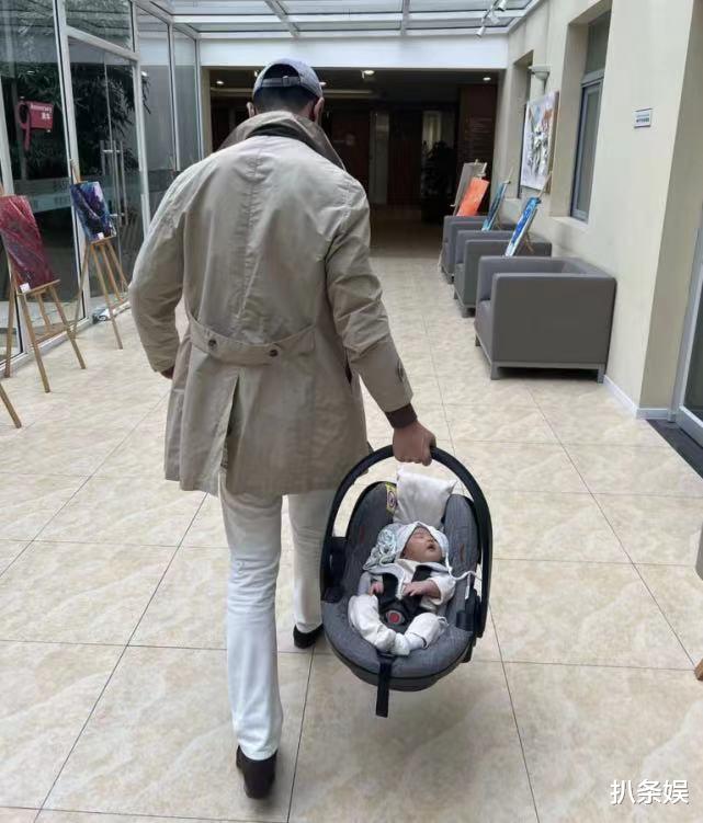 朱珠|朱珠出月子后与好友一同逛街，卷发红唇辣妈范十足，当妈后更漂亮