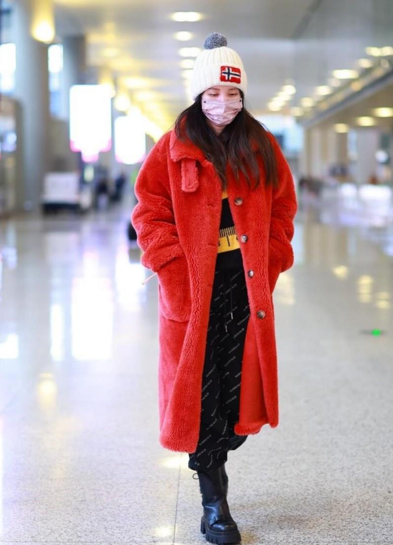 张萌|张萌不愧是娱乐圈富婆，大红色羊羔毛外套显富贵，女明星气场超飒
