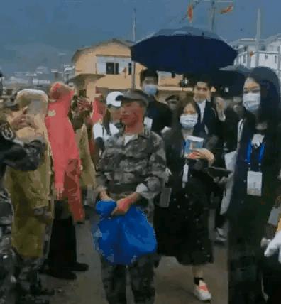 胡兵|胡兵带30+保镖出席活动引争议:保镖多到占俩电梯,不料现场无人识