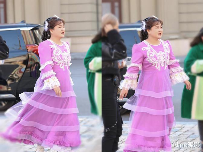 贾玲|真替贾玲捏把汗！胖成球穿香芋色公主裙看不见腰，上万裙快变道具服