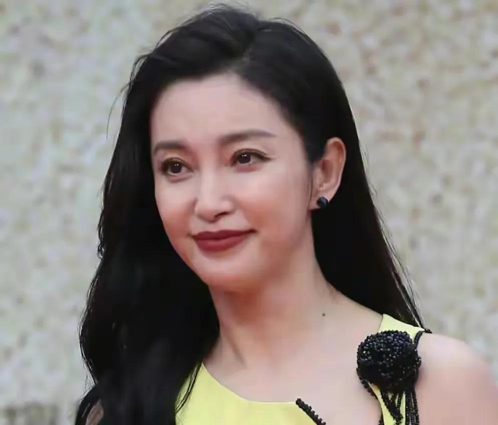 楚乔传|张艺谋携长女走红毯！张末目测1米6，穿黑裙端庄大方太为父亲张脸