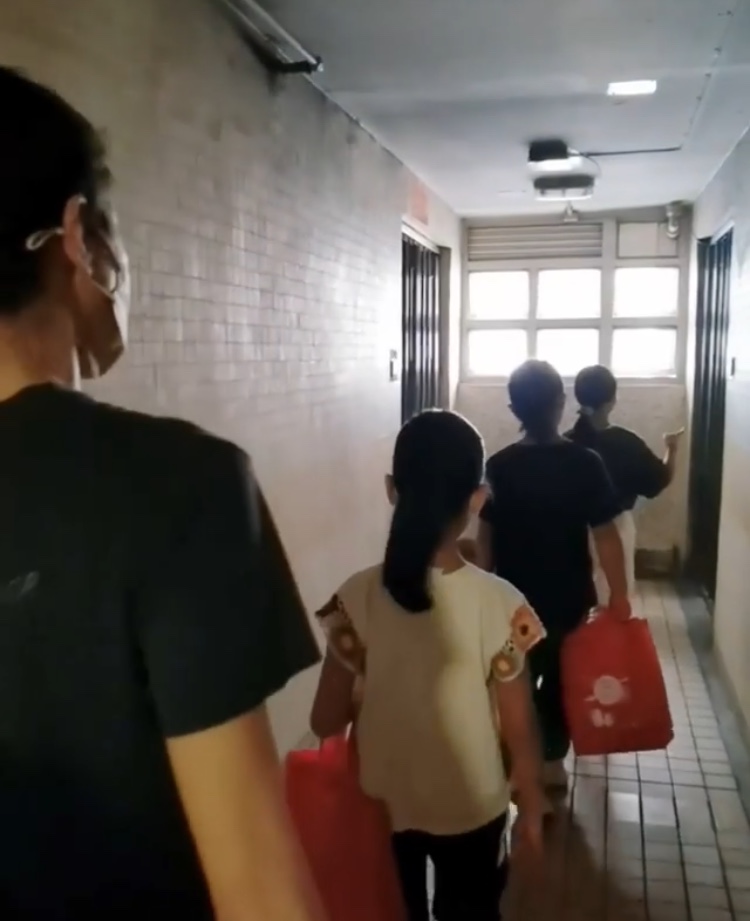 黎姿|黎姿带3个女儿做善事,为独居长者送中秋礼物,人美心善超暖心