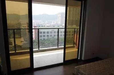 装修时尚家|阳台早就不流行做推拉门了，现在有钱人都这样设计，真的太聪明了